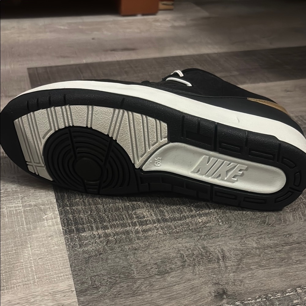 Air Jordan 2 retro Black and White with gold trim in back Sneakers - Picture 4 of 8